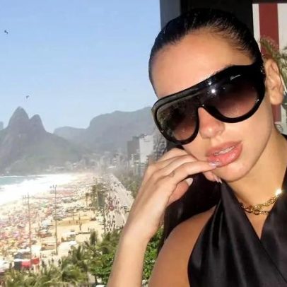 Dua Lipa casa usando look inspirado em Bianca Jagger e colar de R$ 1 milhão
