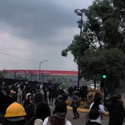 Protestos cercam abertura da Copa perto do Estádio Azteca e geram confrontos