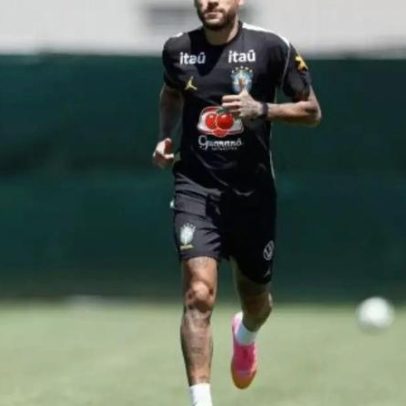Neymar recebe bandeira do Brasil com mensagens de familiares e amigos