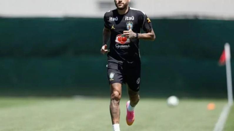 De volta aos treinos, Neymar exibe bandeira do Brasil recheada de mensagens –