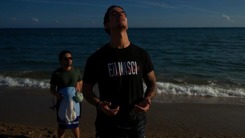Turista português que viralizou no Brasil é batizado após aceitar Jesus