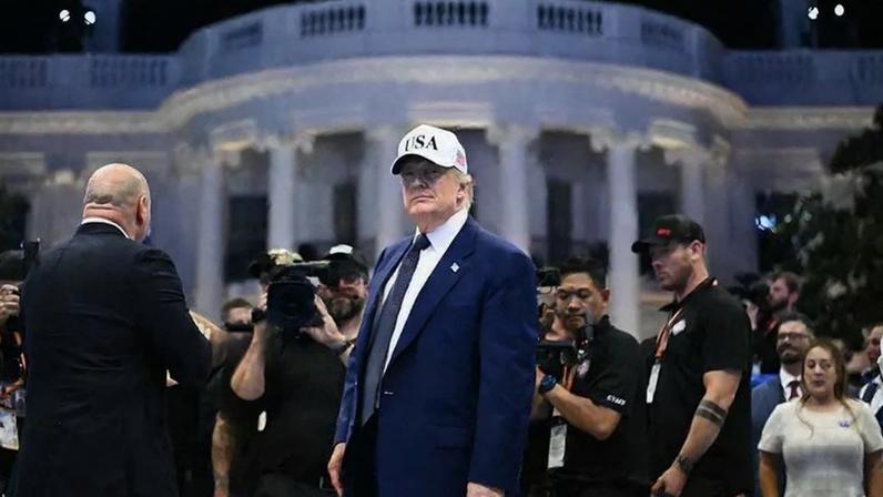 Evento aconteceu no último domingo (14/06), quando presidente Donald Trump celebrava 80 anos