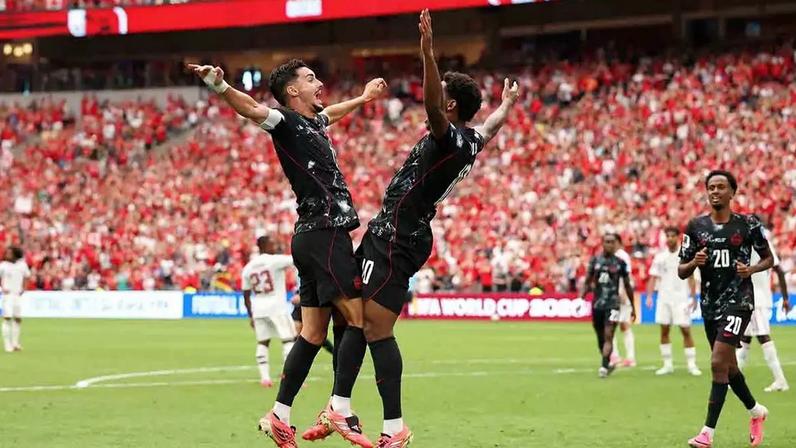 Jonathan David celebra um dos três gols que marcou na goleada sobre o Catar com Stephen Eustaquio –