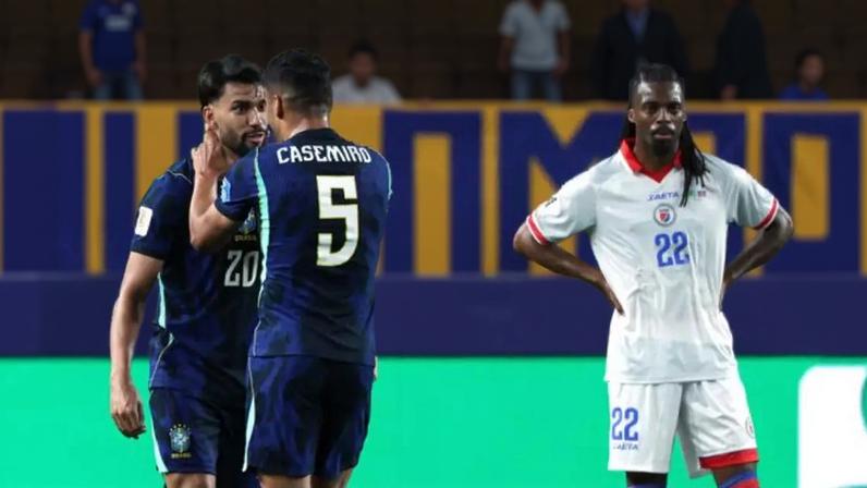 Casemiro e Paquetá comemoram gol brasileiro sobre o Haiti.
