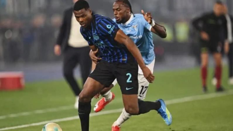 Denzel Dumfries em disputa de bola com Lautaro Martinez durante aquecimento da Inter –