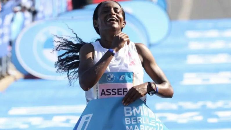 Assefa em Berlim 2023, quando estabeleceu o recorde mundial feminino de 2h11min53s (Foto: Fernanda Paradizo)