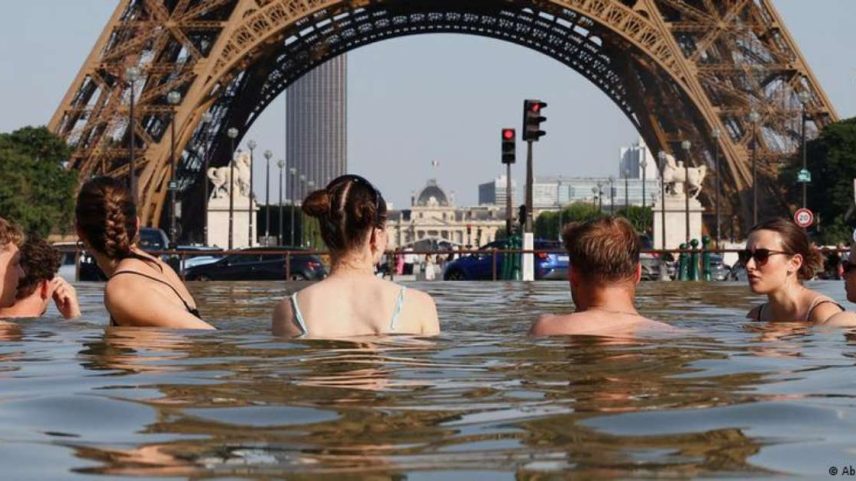Onda de calor na França leva pessoas a se refrescarem na água até mesmo onde banho é proibido