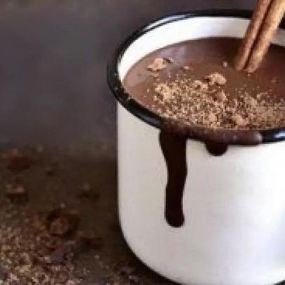 Receita fácil de chocolate quente com paçoca para o inverno