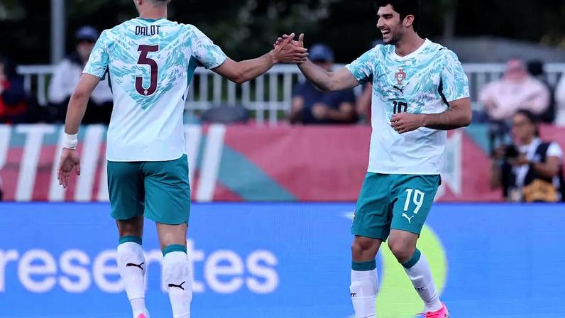 Gonçalo Guedes comemora com Diogo Dalot após marcar o primeiro gol do amistoso –