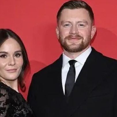 Holly Ramsay e Adam Peaty anunciam que esperam o primeiro filho
