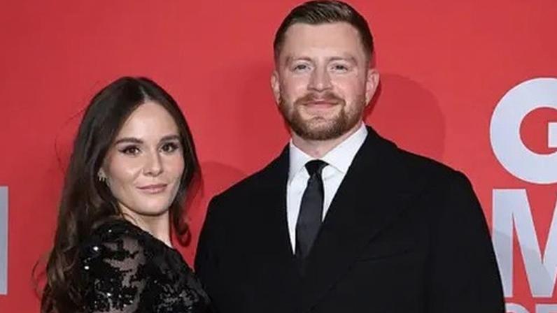 Holly Ramsay e Adam Peaty anunciam que esperam o primeiro filho