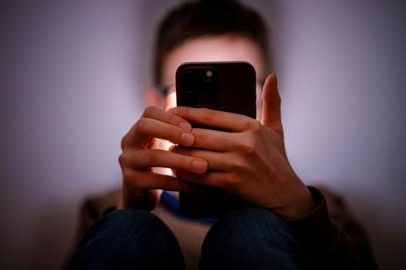 Starmer pede à Apple e Google banir imagens nuas em celulares de crianças