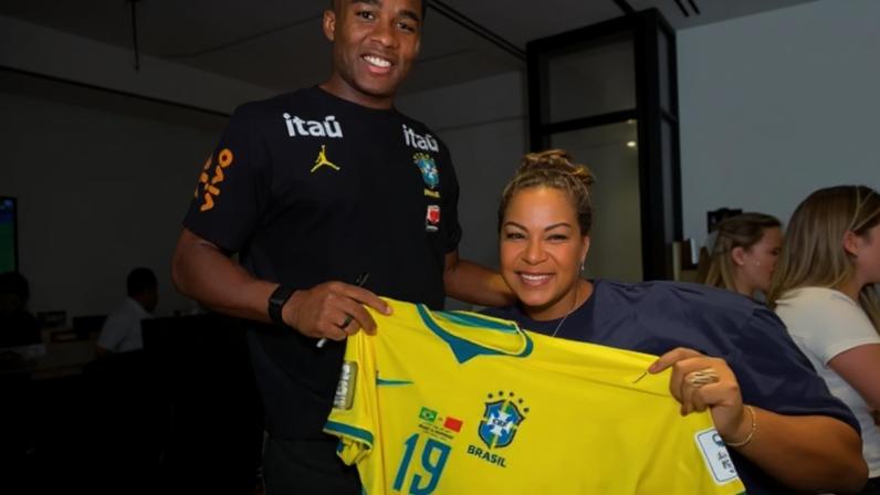 Cíntia Ramos embarca de volta ao Brasil antes do segundo jogo da Seleção na Copa –