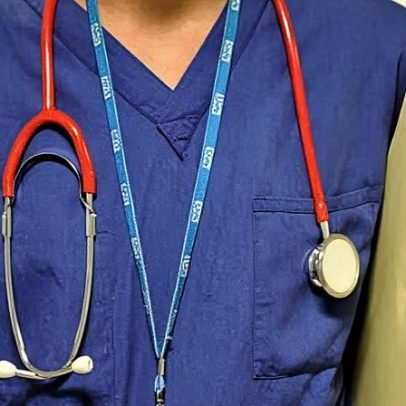 Relatório recomenda proibir funcionários do NHS de usar badges pró-Palestina