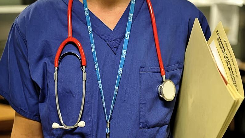 Relatório recomenda proibir funcionários do NHS de usar badges pró-Palestina