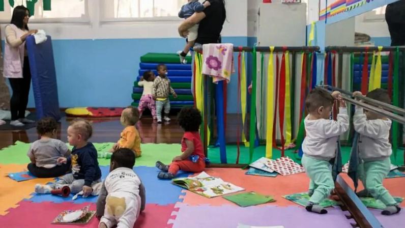 Boa parte das crianças de 0 a 3 anos está fora da escola por decisão dos pais; no entanto, uma grande porcentagem não encontra vagas no sistema, segundo IBGE.