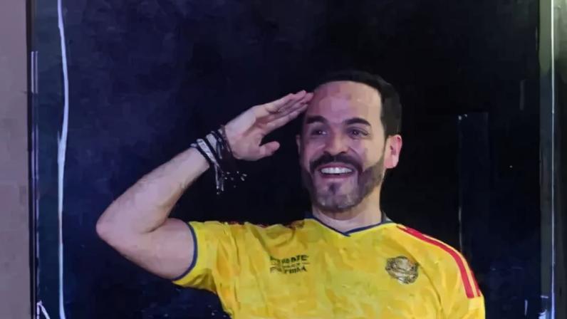 O candidato da extream direita da Colômbia, Abelardo De La Espriella, discursa para apoiadores após os resultados preliminares do segundo turno apontarem sua vitória contra o candidato de esquerda Ivan Cepeda, em Barranquilla, Colômbia, em 21 de junho de 2026.