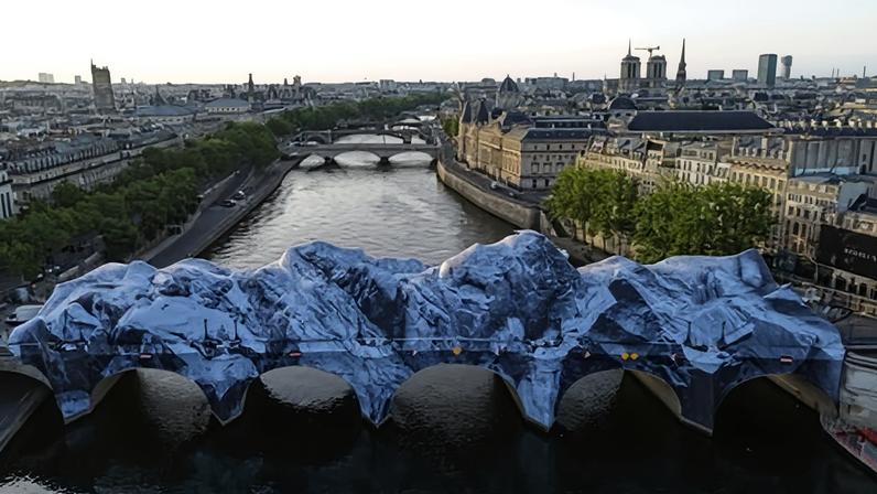 JR transforma a ponte mais antiga de Paris em uma caverna