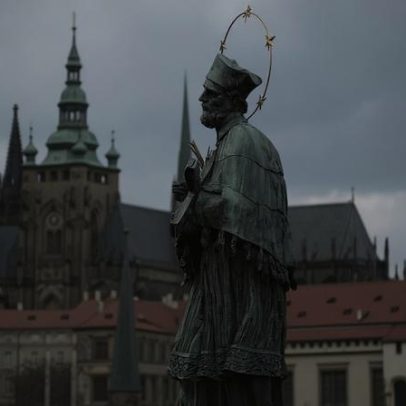 Estátua de São João Nepomoceno, a mais antiga da Ponte Carlos, Praga