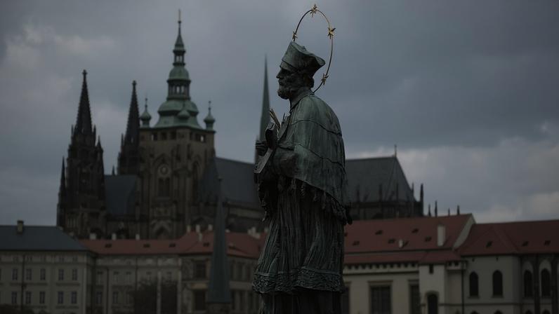 Estátua de São João Nepomoceno, a mais antiga da Ponte Carlos, Praga
