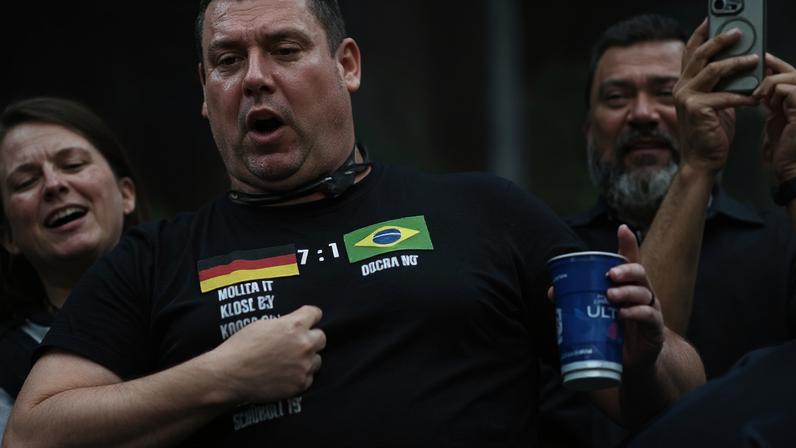 Torcedor da Alemanha chama a atenção por camisa personalizada com o 7x1 em cima do Brasil / Jogada10