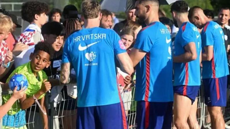 Luka Modric, astro maior da seleção croata, distribui autógrafos para os fãs após o treino desta quinta-feira (11) –