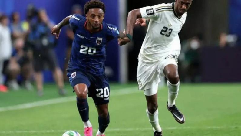 Willy Semedo dispara rumo ao ataque para Cabo Verde, O saudita Nasser Al-Salem, tenta fazer a marcação.