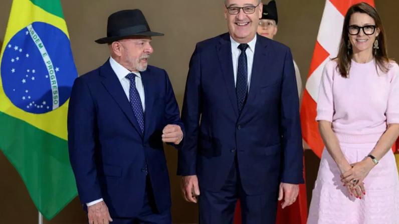 O presidente suíço, Guy Parmelin (centro), ao lado do presidente do Brasil, Luiz Inácio Lula da Silva, e de Anne Hiltpold, antes de uma reunião bilateral à margem da Cúpula do G7 de Evian, em Genebra. 15 de junho de 2026.