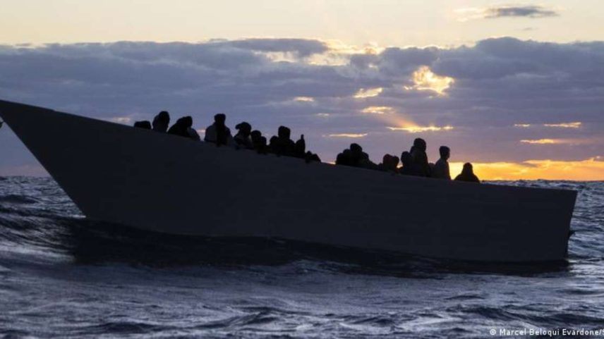 Migrantes em barco no Mediterrâneo: reforma visa agilizar expulsão de ilegais e requerentes de asilo rejeitados