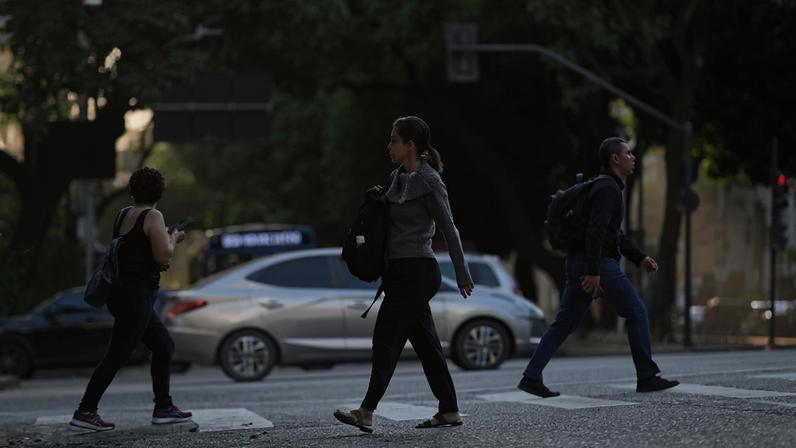 Pedestres se protegem do frio em BH