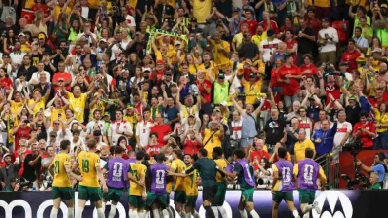 Irankunda finaliza, marca e corre para comemorar com a torcida australiana.