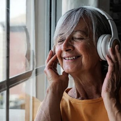 Psicologia explica por que nos emocionamos com músicas e filmes da adolescência