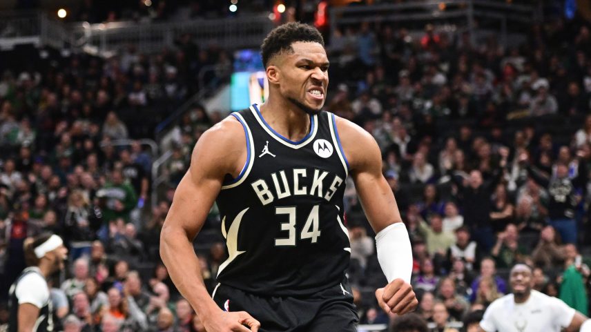 Milwaukee Bucks forward Giannis Antetokounmpo (34) reacts after scoring a basket in the 3rd quarter against the Chicago Bulls on Nov. 7, 2025.
