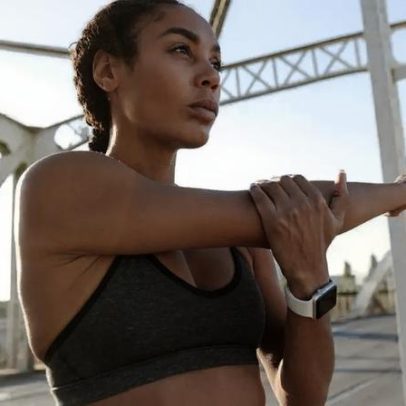 Treinadora de 72 anos revela 6 exercícios de força para ficar em forma superior aos 40
