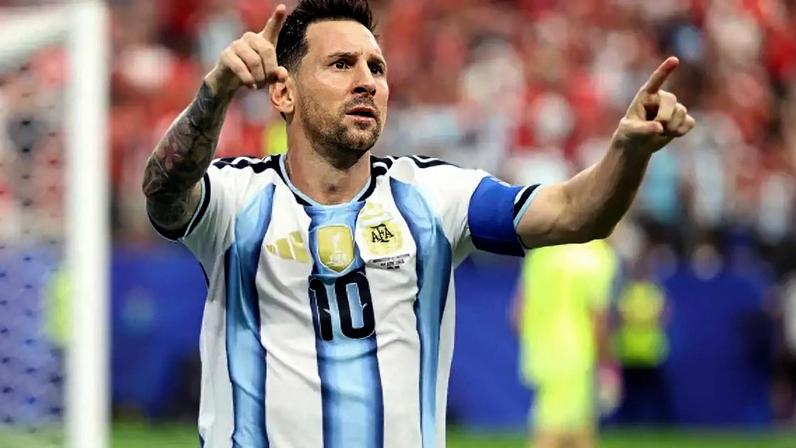 Mais isolado e no meio, Messi tem sido decisivo para a Argentina –