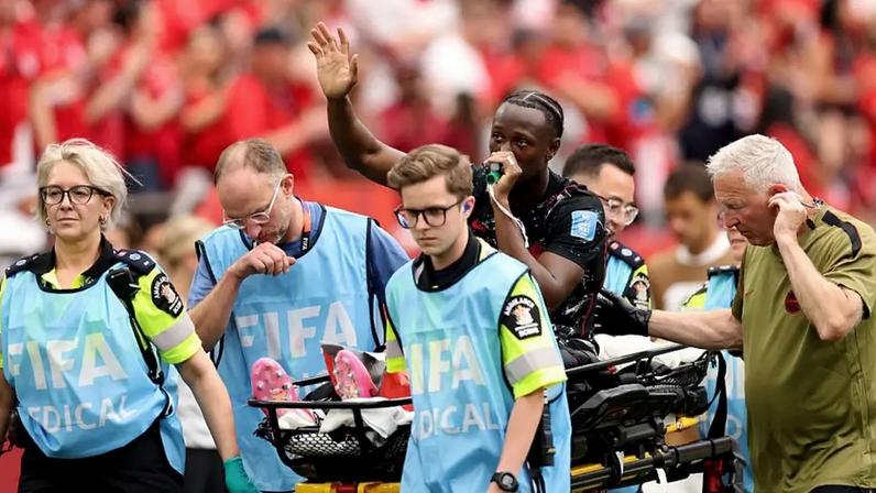 Dispositivo conhecido como apito verde foi utilizado após a lesão sofrida pelo jogador canadense Ismaël Koné