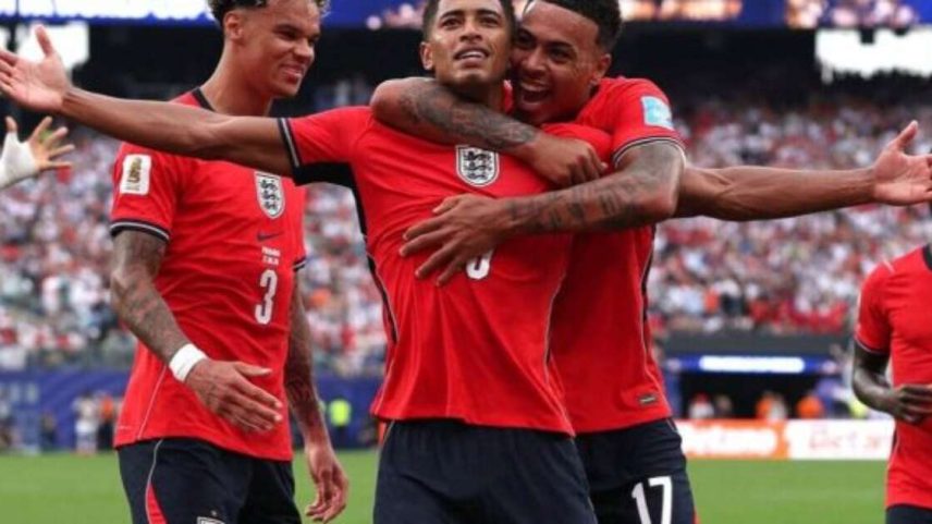 Bellingham (à direita) rasgou elogios ao capitão Harry Kane –