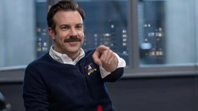 Ted Lasso é personagem de série de mesmo nome, conhecido por ser extremamente otimista e ajudar os outros a enxergarem seus pontos positivos.