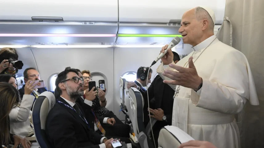 Papa conversa com jornalistas num voo para a Espanha (Foto: EFE)