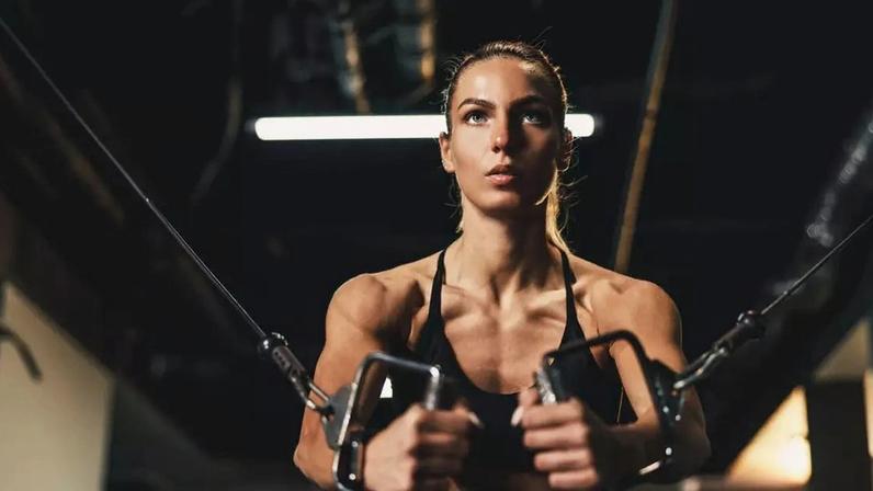 Esses movimentos acionam grandes grupos musculares e trabalham cadeias musculares inteiras, o que favorece ganhos de força global. -depositphotos.com / MilanMarkovic