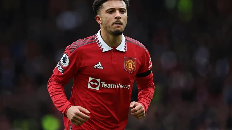 Manchester United anuncia saída de meia inglês como agente livre no mercado. Torcedor afirma que a contratação de Sancho é "a pior da história do clube".