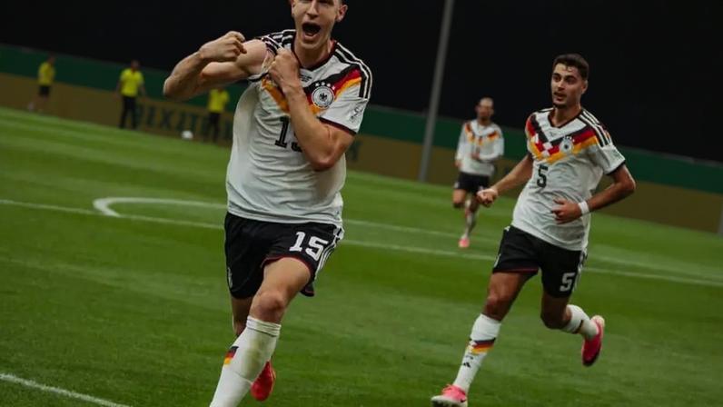 Schlotterbeck vibra após fazer o segundo gol da goleada por 7 a 1 sobre Curaçao.