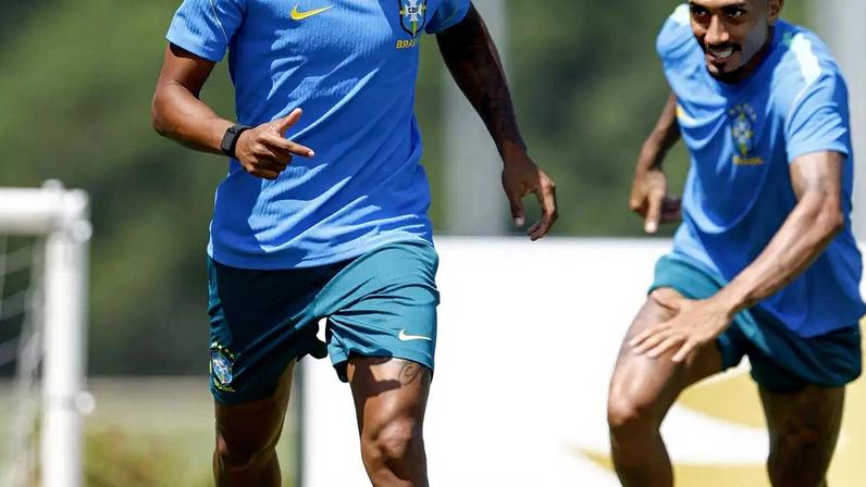 Danilo Santos e Raphinha em treino da Seleção Brasileira para a Copa do Mundo -