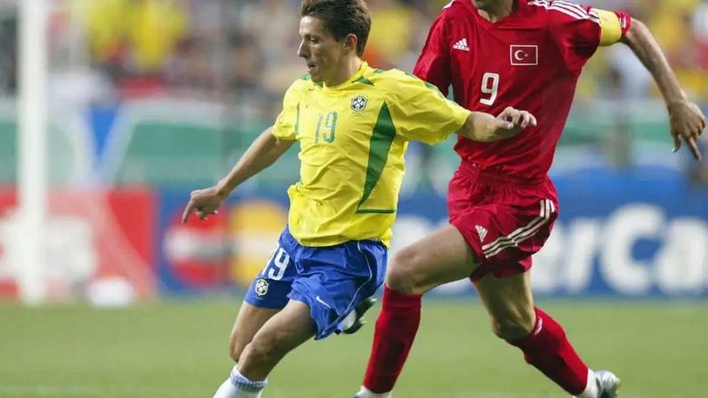 Hakan Sükür (9) é o autor do gol mais rápido da história das Copas do Mundo –