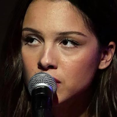 Olivia Rodrigo se iguala a Ariana Grande com música 'stupid song'