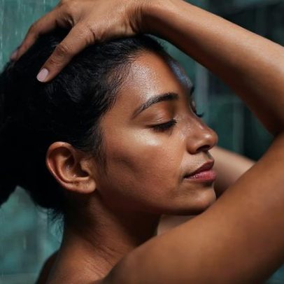 Shampoo em pó vira tendência sustentável que rende quatro frascos e protege os fios
