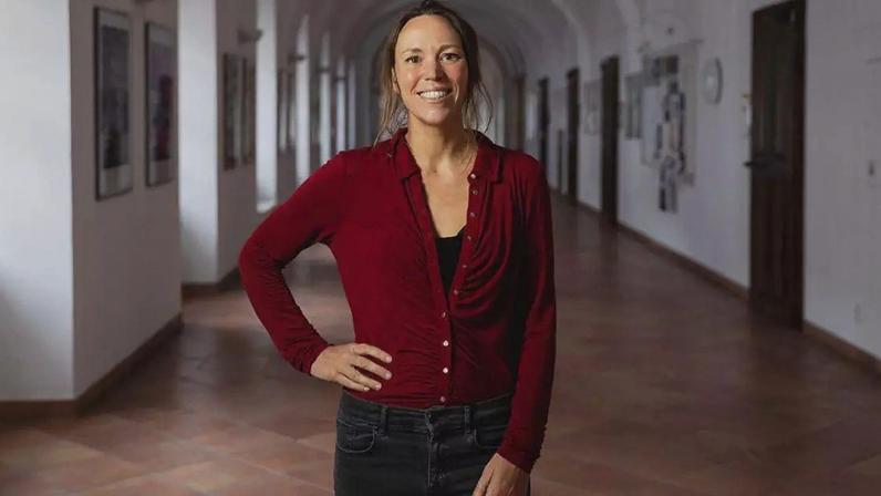 A neurocientista e escritora Hannah Critchlow, sorrindo e olhando para a câmera