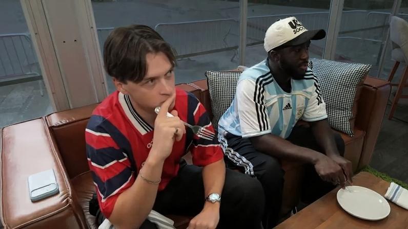 Dois torcedores recebem US$ 50 mil para assistir à todos os jogos da Copa do Mundo em uma cabine de vidro