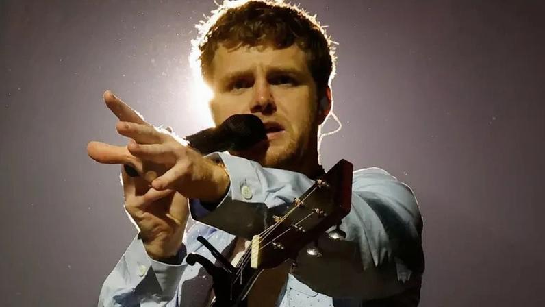 Conheça a emocionante jornada de reflexão de Alex Warren com a música “Ordinary”