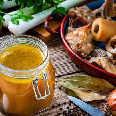 Beber caldo de ossos diariamente faz sentido, mas cuidado com o sódio alto